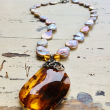Lade das Bild in den Galerie-Viewer, Flat Tear-Shaped Keshi Pearls &amp; Amber Pendant Necklace
