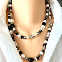 Cargar imagen en el visor de la galería, Elegant Black Onyx w Black and White Pearls Long Necklace
