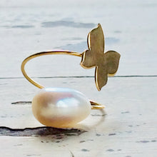 Cargar imagen en el visor de la galería, Solid Gold 18k Minimalist Butterfly Pearl Ring
