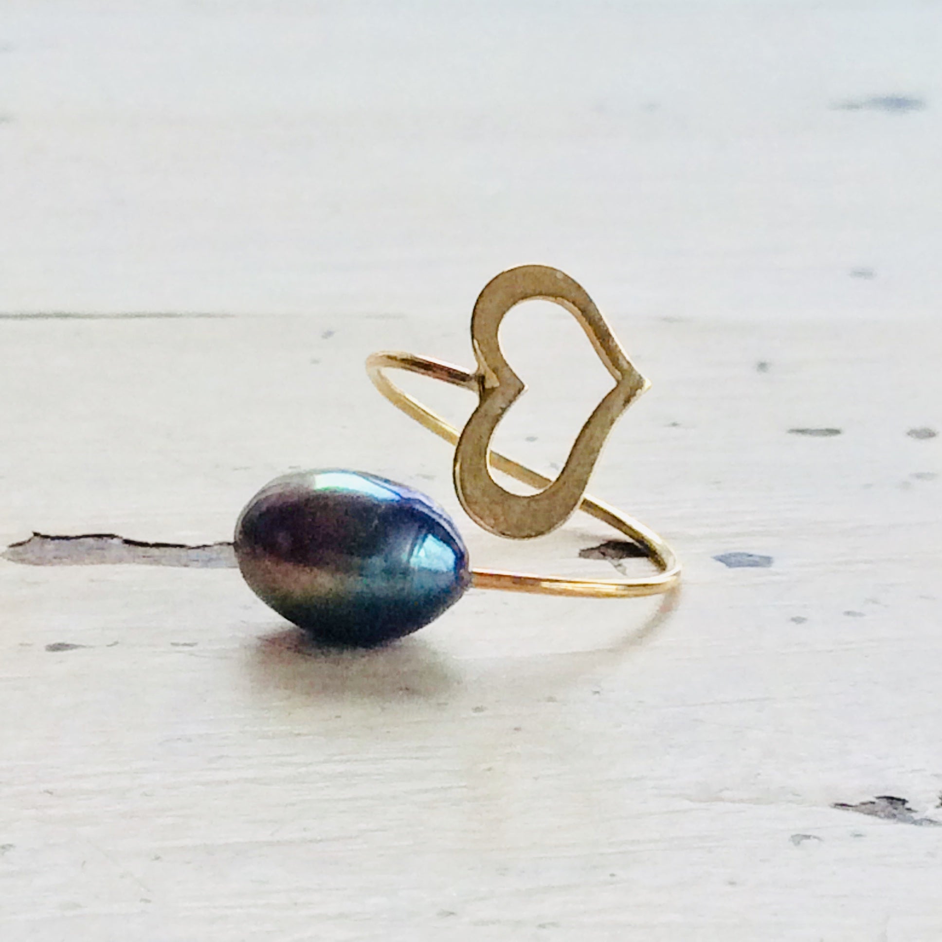 Bague minimaliste en or massif 18 carats avec perle en forme de cœur