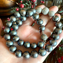 Charger l&#39;image dans la galerie, Exquisite Black Pearl Necklace with Silver Details
