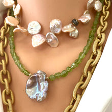 Cargar imagen en el visor de la galería, Peridot and Baroque Pearl Necklace, August Birthstone Necklace, Olivine Green Peridot Jewelry, Gold Filled, 17&quot;inches
