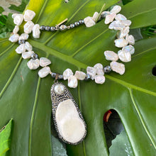 Cargar imagen en el visor de la galería, Keshi Pearl &amp; Hematite Beads Pendant Necklace
