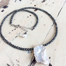 Lade das Bild in den Galerie-Viewer, Hematite and White Baroque Pearl Short Necklace, Modern Jewelry, Single Pearl Necklace
