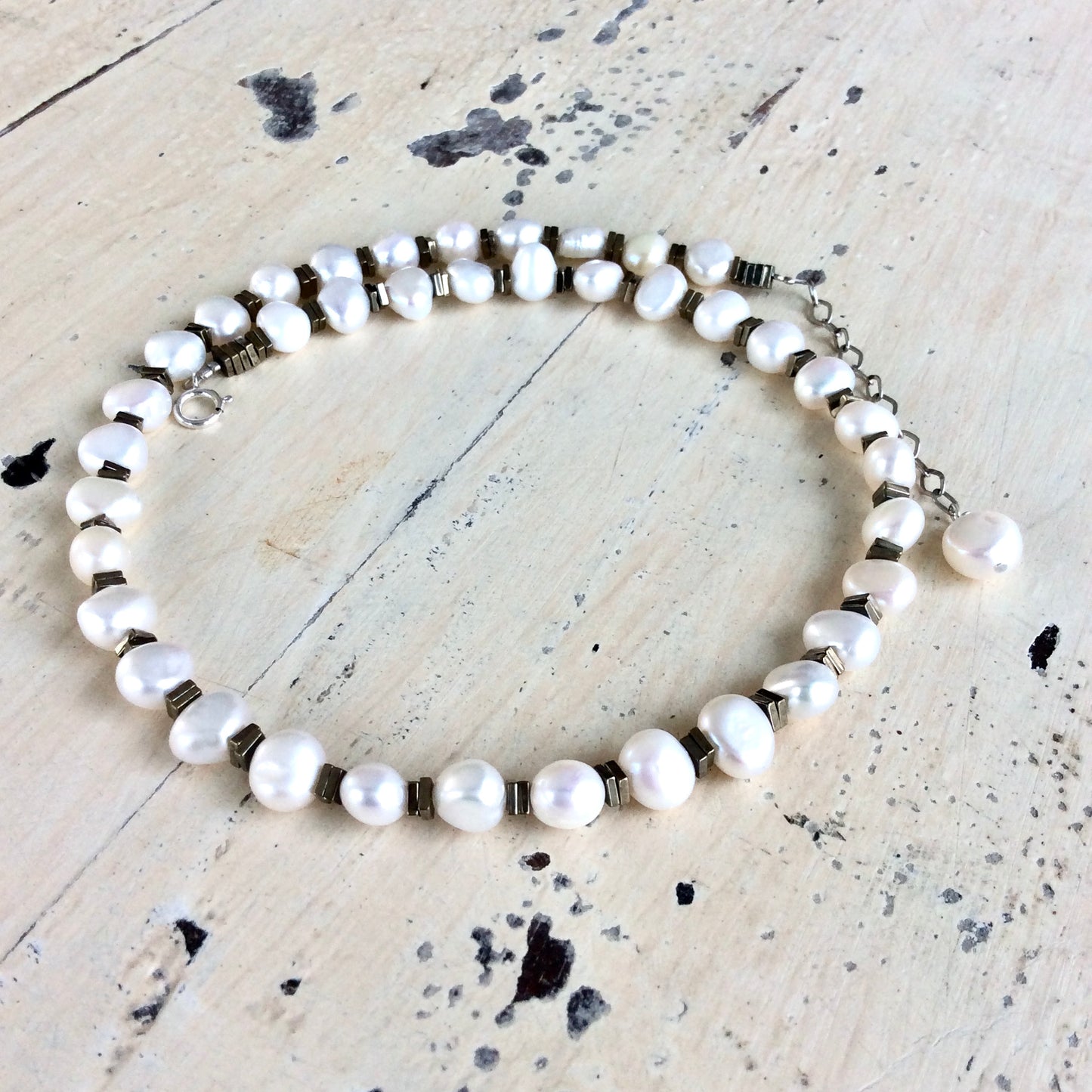 Pearl hematite choker necklace minimalist design with freshwater pearls and hematite accents