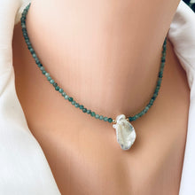 Cargar imagen en el visor de la galería, Emerald &amp; Single Keshi Pearl Choker Necklace, May Birthstone
