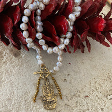 Lade das Bild in den Galerie-Viewer, Fresh Water Pearl Toggle Necklace with Artisan Gold Bronze Hamsa Charm Pendant, 17.5&quot;in
