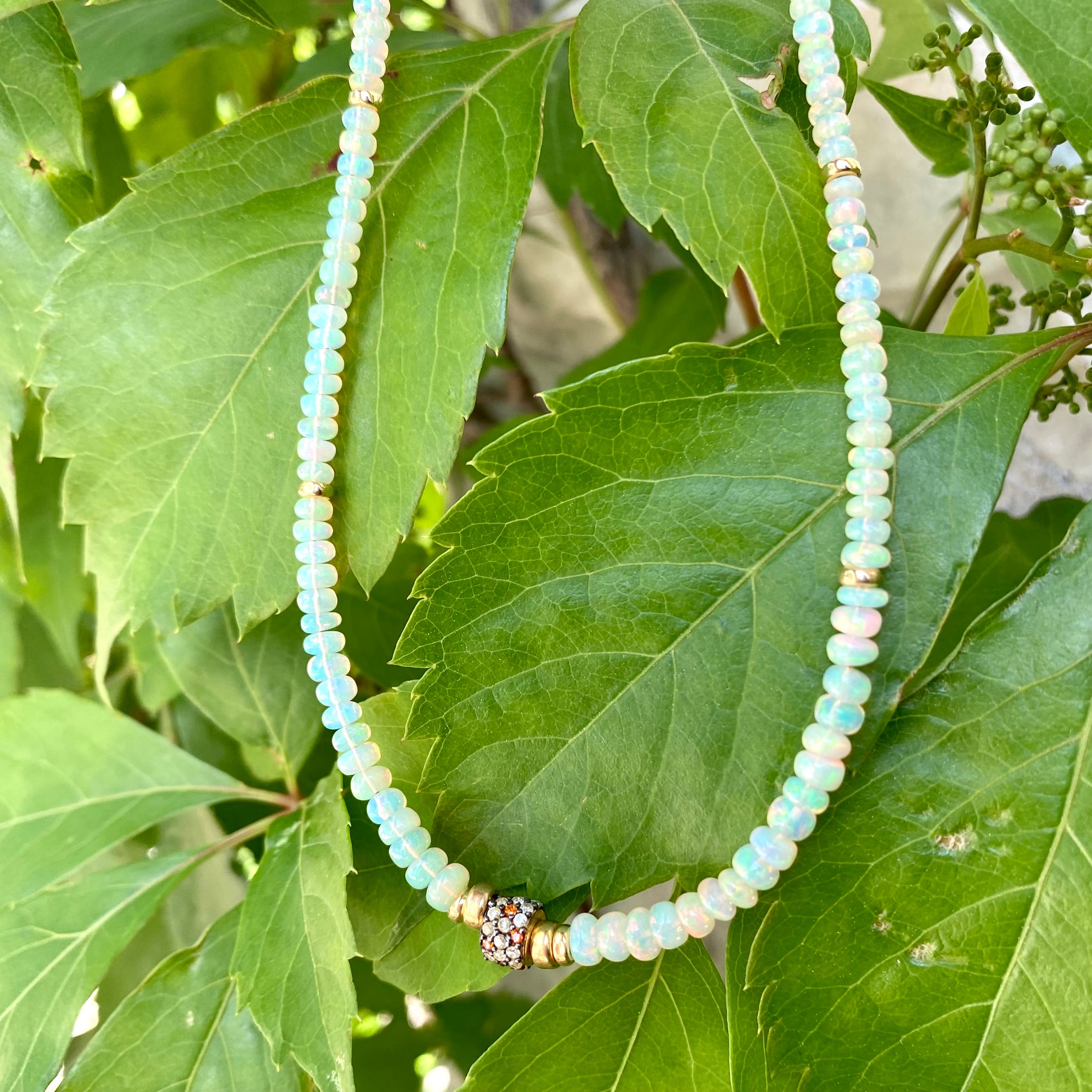 Collier en opale éthiopienne. Pavé de saphirs et détails en vermeil, 44,5 cm, pierre de naissance d'octobre.