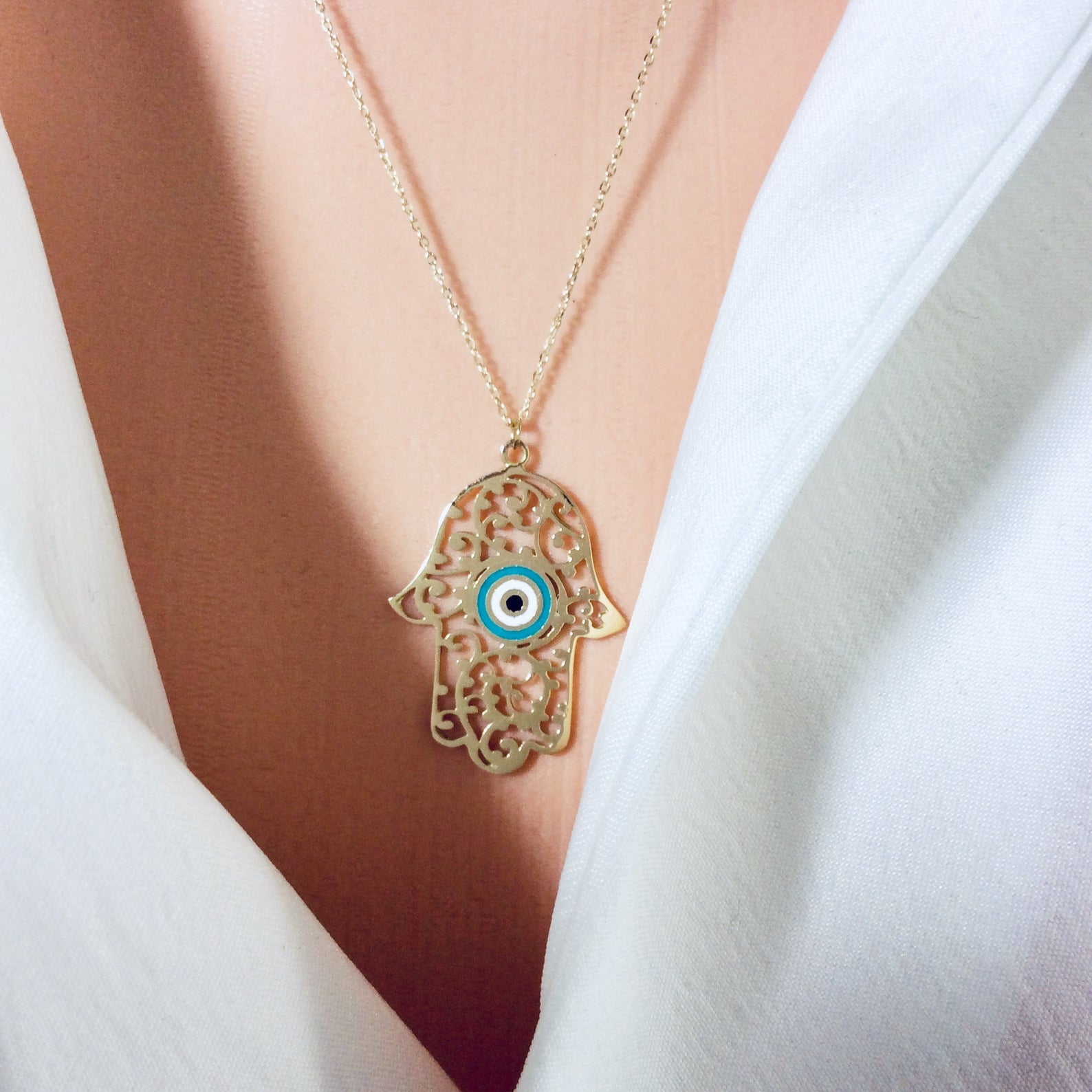 Collier Hamsa minimaliste délicat en or massif 18 carats, émaillé, 50,8 cm de long