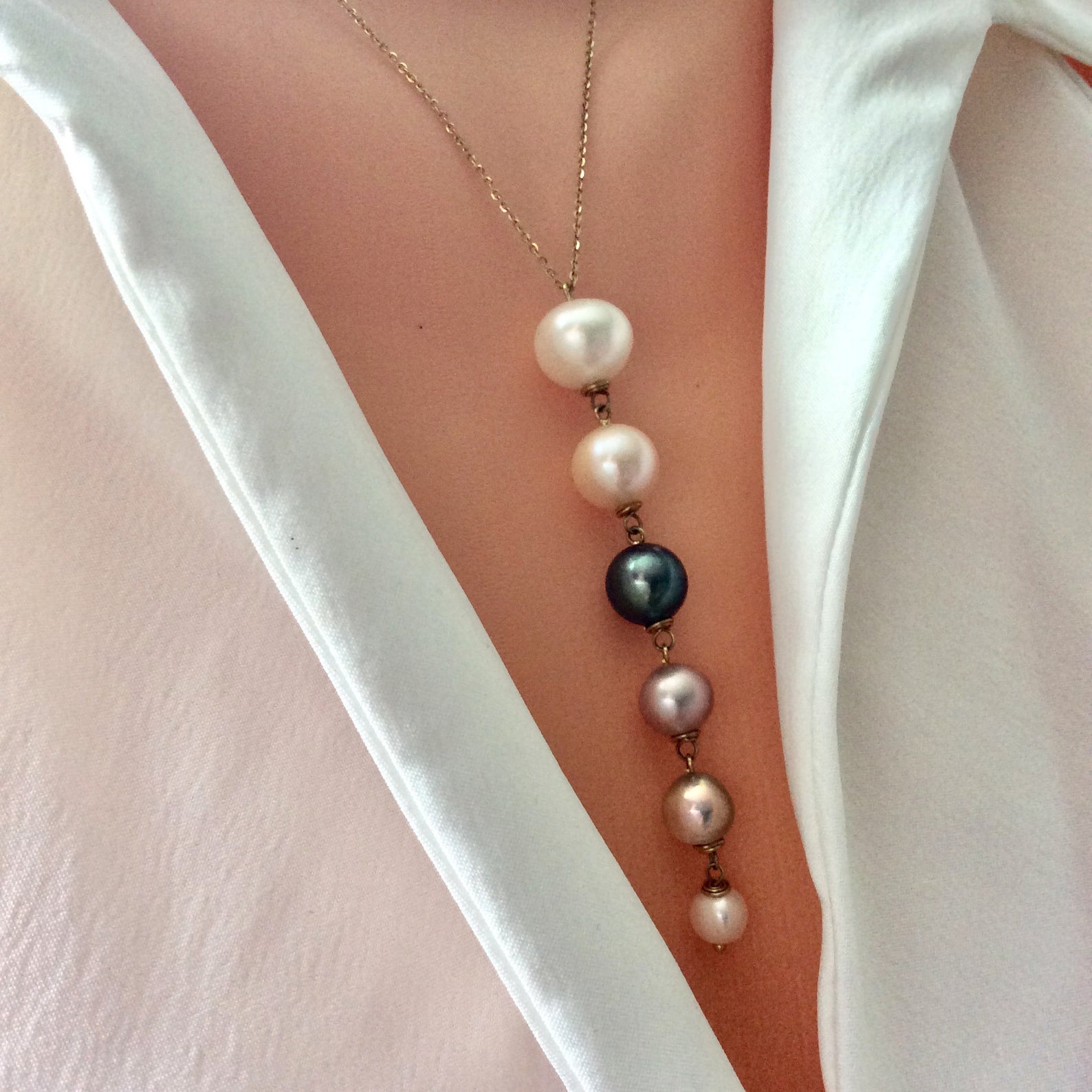 Collier en or massif 18 carats avec perles graduées et or jaune, pendentif en cascade de perles
