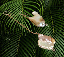 Cargar imagen en el visor de la galería, Mismatched Pearl Drop Earrings w Clear Cubic Zirconia and Gold Filled
