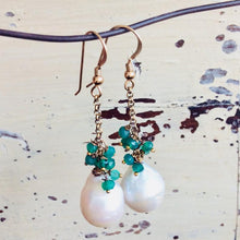 Cargar imagen en el visor de la galería, White Baroque Pearls Dangle Earrings, Women Green Onyx Earrings
