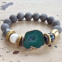Lade das Bild in den Galerie-Viewer, Green Druzy Agate Statement Gemstone Beaded Bracelet
