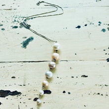 Charger l&#39;image dans la galerie, Graduating Pearl &amp; Gold Necklace, Pearl Cascade Pendant, 18k Solid White Gold
