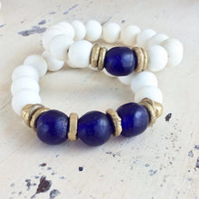 Lade das Bild in den Galerie-Viewer, White Wood and Sea Glass Stretchy Bracelet, Chunky Beaded Pebble Bracelet
