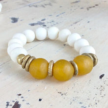 Lade das Bild in den Galerie-Viewer, White Wood and Sea Glass Stretchy Bracelet, Chunky Beaded Pebble Bracelet
