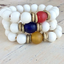 Cargar imagen en el visor de la galería, White Wood and Sea Glass Stretchy Bracelet, Chunky Beaded Pebble Bracelet
