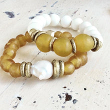 Cargar imagen en el visor de la galería, White Wood and Sea Glass Stretchy Bracelet, Chunky Beaded Pebble Bracelet
