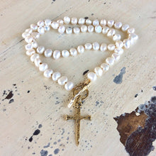Cargar imagen en el visor de la galería, Freshwater Pearl Necklace, Cross Pendant Necklace, Religious Jewelry
